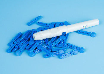 Einspritzungs-u. Durchbohren-Instrument-medizinische Stift-Art Wegwerfblut-Lanzette mit Lancing Gerät-Weiß-Farbe
